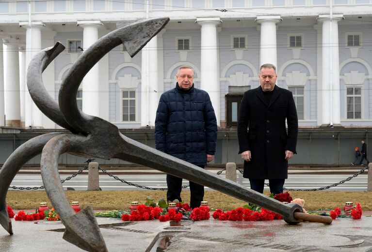 Губернатор Санкт-Петербурга Александр Беглов и председатель Законодательного Собрания Санкт-Петербурга Александр Бельский возлагают цветы на стрелке Васильевского острова в Санкт-Петербурге во время акции в память о жертвах теракта в подмосковном Крокус Сити Холле