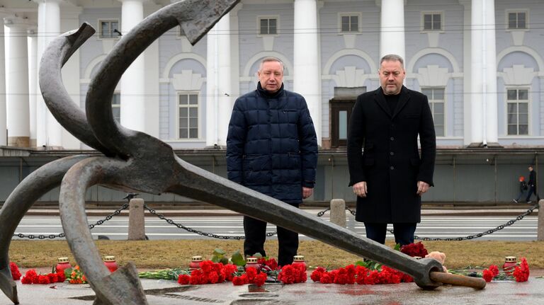 Губернатор Санкт-Петербурга Александр Беглов и председатель Законодательного Собрания Санкт-Петербурга Александр Бельский возлагают цветы на стрелке Васильевского острова в Санкт-Петербурге во время акции в память о жертвах теракта в подмосковном Крокус Сити Холле