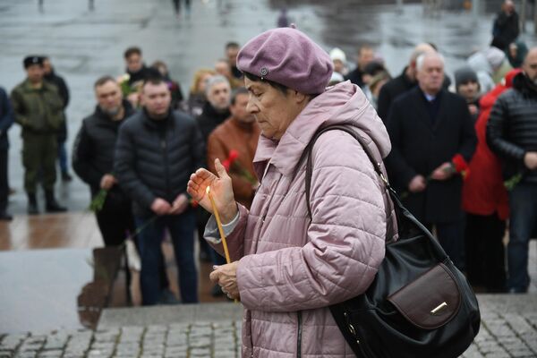 Женщина у стелы Владивосток - город воинской славы во время акции в память о жертвах теракта в подмосковном Крокус Сити Холле