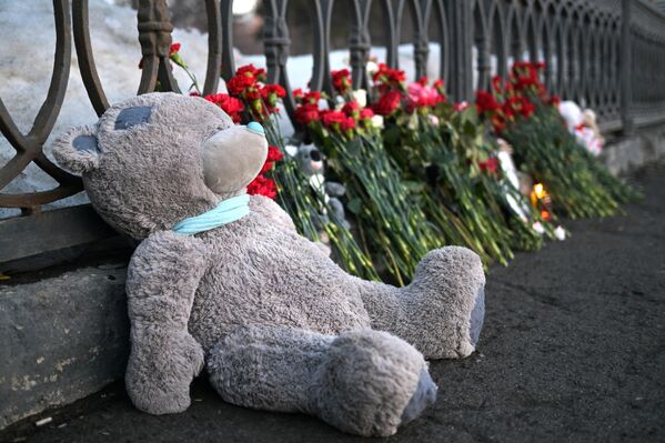 Цветы и игрушки на стихийном мемориале на площади имени Ленина в Новосибирске во время акции в память о жертвах теракта в подмосковном Крокус Сити Холле
