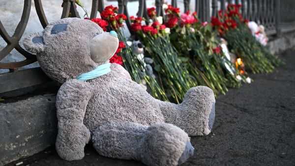 Цветы и игрушки на стихийном мемориале на площади имени Ленина в Новосибирске во время акции в память о жертвах теракта в подмосковном Крокус Сити Холле14