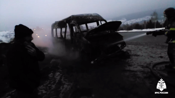 Возгорание пассажирского микроавтобуса в районе города Сим Челябинской области