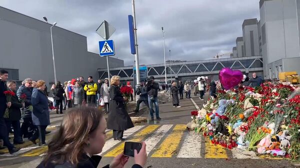 Москалькова возлагает цветы к мемориалу у Крокуса