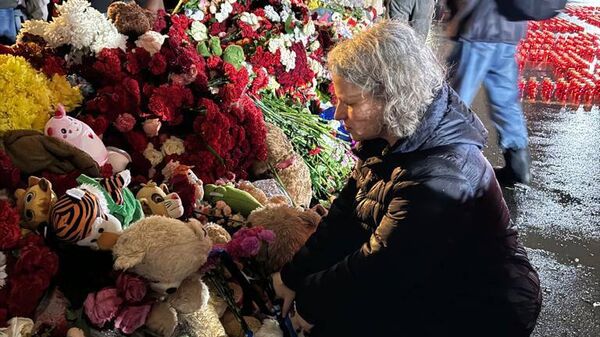 Посол Израиля в России Симона Гальперин во время возложения цветов к спонтанному мемориалу у стен Крокус сити холла. 24 марта 2024