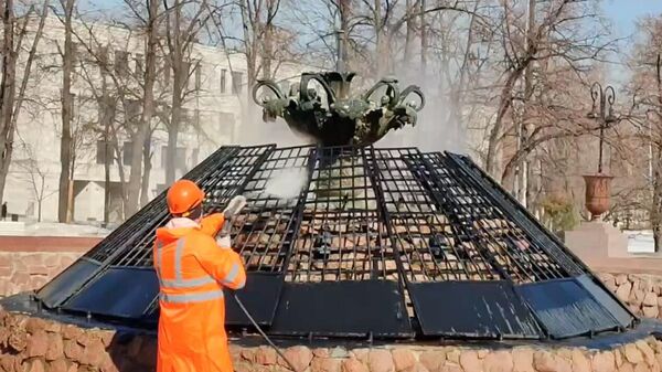 Специалисты Комплекса городского хозяйства подготавливают к открытию сезона фонтан в Репинском сквере на Болотной набережной в Москве