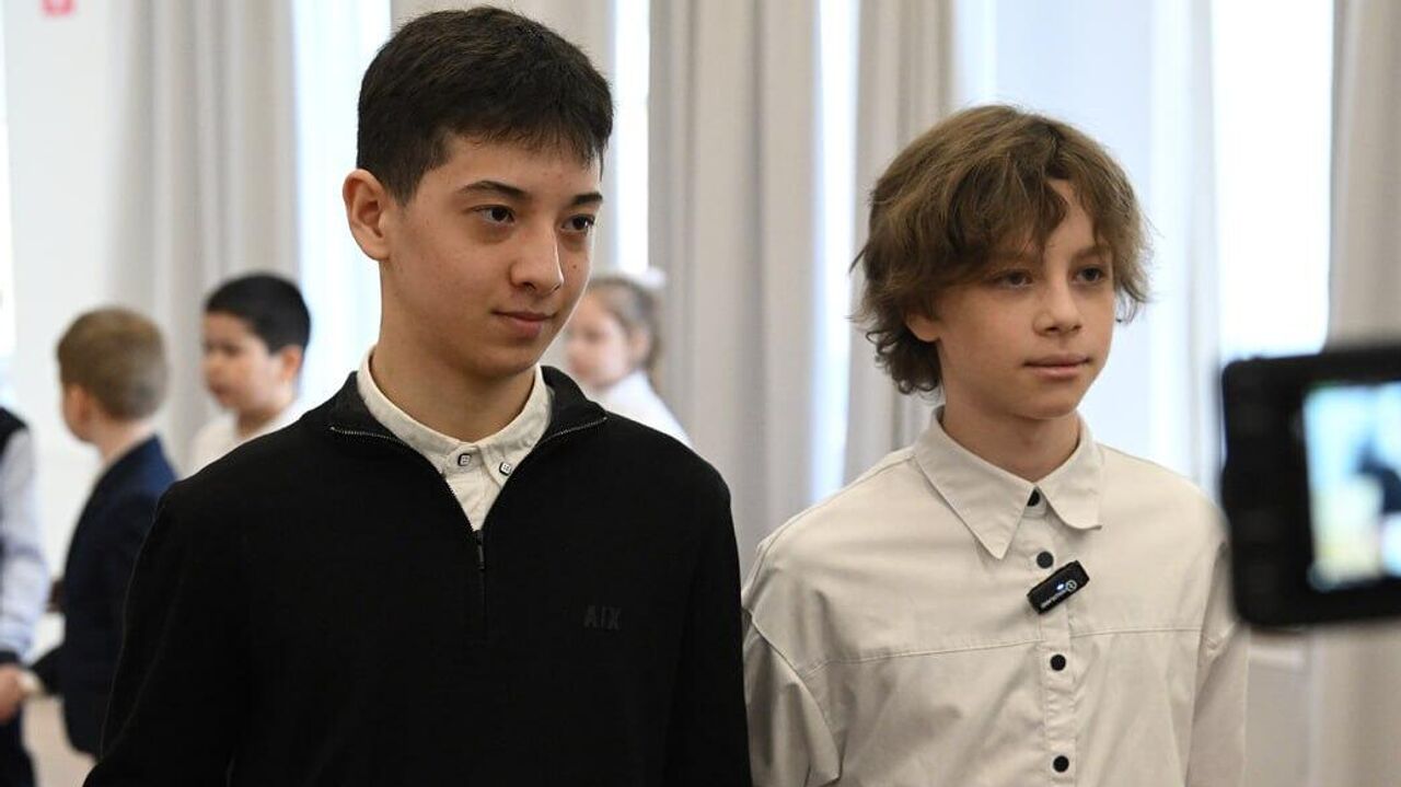 Путин наградил медалями подростков, спасавших людей во время теракта в 