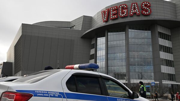 Автомобиль полиции у торгового центра Vegas