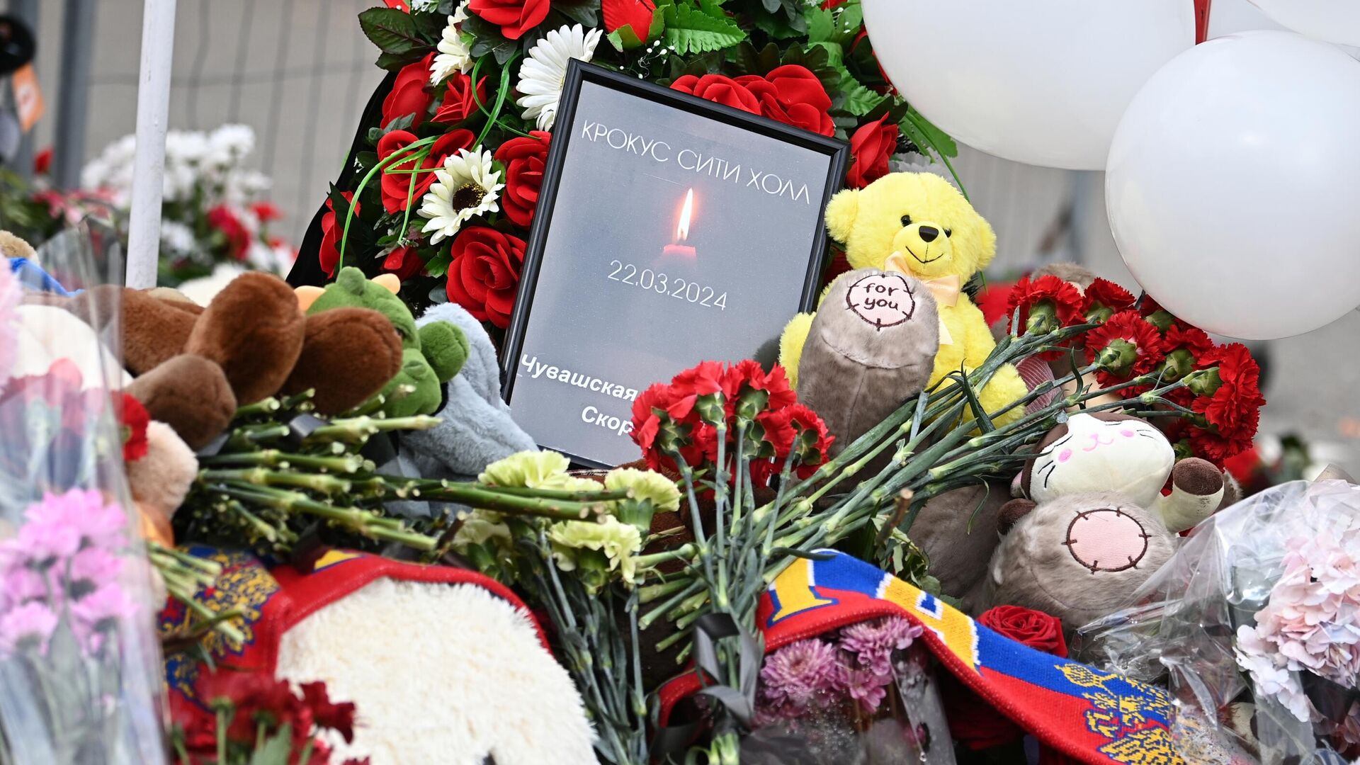 Цветы, игрушки и свечи на стихийном мемориале у здания концертного зала Крокус Сити Холл, где произошел теракт - РИА Новости, 1920, 27.03.2024