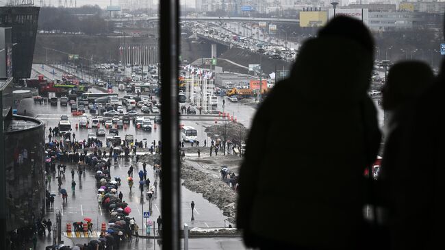 Вид на очередь к стихийному мемориалу возле подмосковного Крокус Сити Холла в память о жертвах теракта.