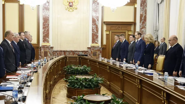 Председатель правительства РФ Михаил Мишустин, члены правительства РФ и представители фракции КПРФ в Государственной Думе РФ во время минуты молчания в память о жертвах теракта в Крокус Сити Холле. 25 марта 2024