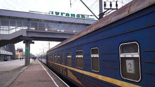 Поезд на железнодорожной станции Луганск 