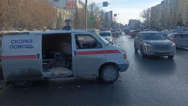 Место ДТП, где произошло столкновение между легковым автомобилем и каретой скорой помощи в Омске. 25 марта 2024