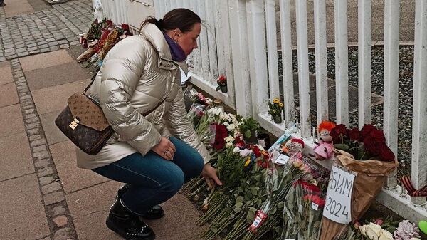 Цветы в память о погибших в результате теракта в Крокус Сити Холле у посольства России в Копенгагене