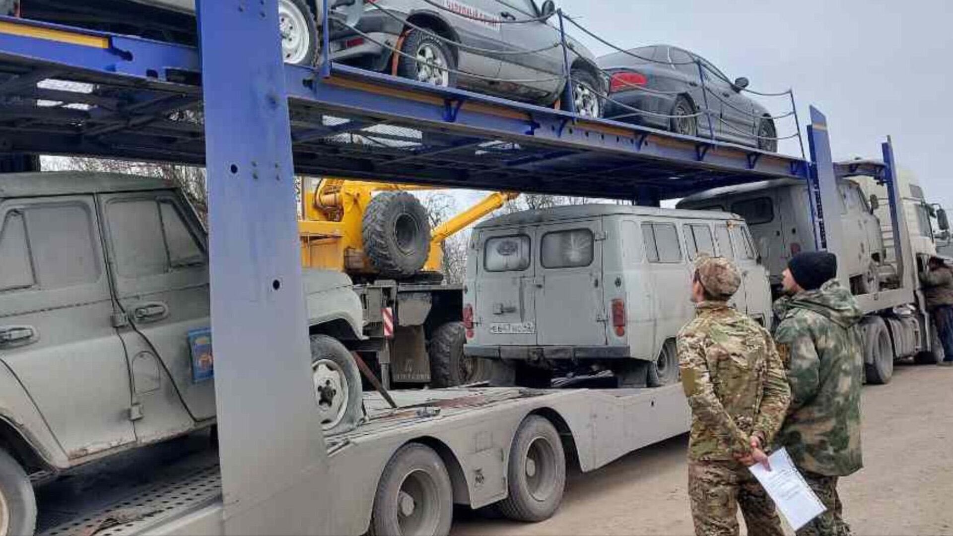 Шесть автомобилей из Алтайского края доставили участникам спецоперации - РИА Новости, 1920, 30.08.2024