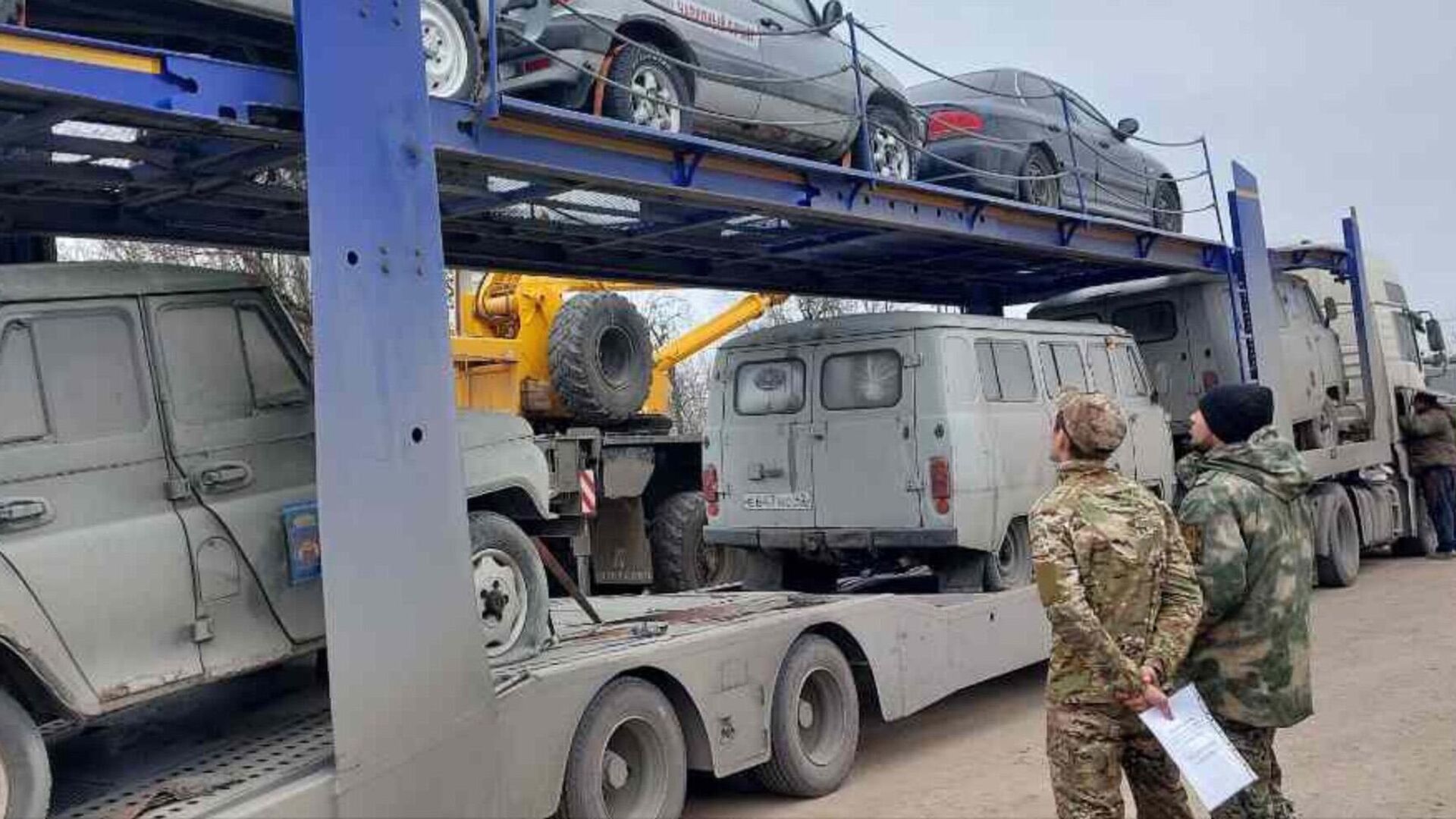 Шесть автомобилей из Алтайского края доставили участникам спецоперации - РИА Новости, 1920, 30.08.2024