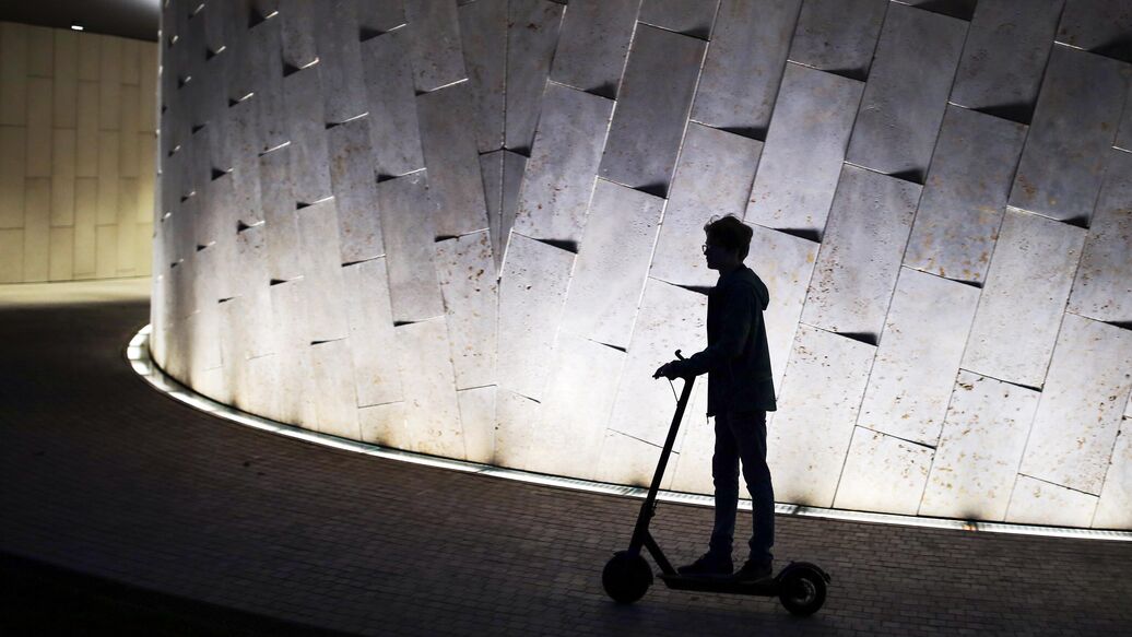 © РИА Новости / Виталий Тимкив<br>Молодой человек катается на самокате. Архивное фото