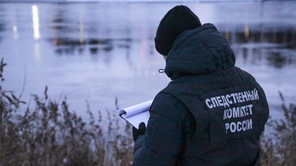 Сотрудник СК РФ на месте происшествия, где подросток на отколовшейся льдине уплыл в деревню Пасынково в Тверcкой области
