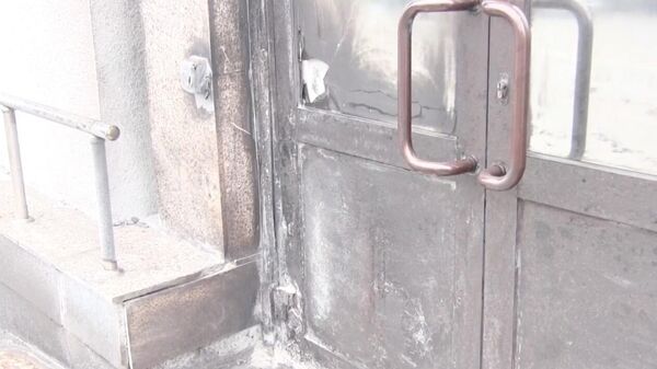 Место поджога двери здания в центре Саратова