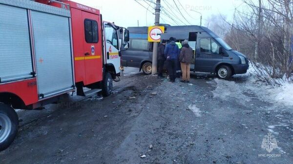 Место происшествия, где маршрутное такси врезалось в световую опору в Засвияжском районе в Ульяновске