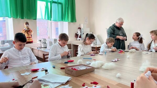 Ученики воскресной школы Ставрополья делают талисманы для бойцов СВО
