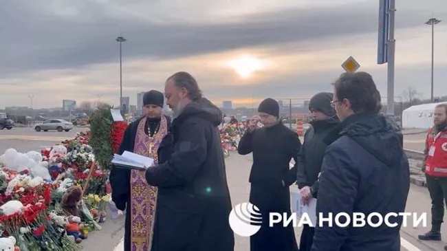 Панихида по погибшим в теракте на месте стихийного мемориала у Крокус сити холла. 26 марта 2024