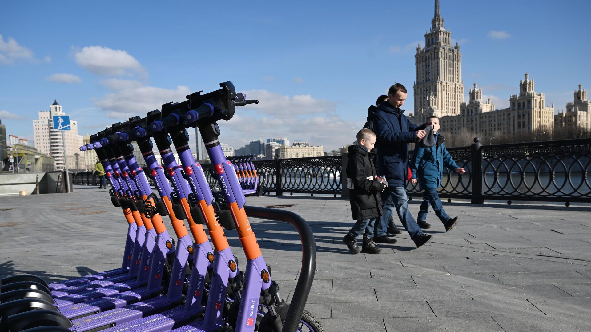 Прохожие у пункта электросамокатов на набережной реки Москва. 25 марта 2024 - РИА Новости, 1920, 26.03.2024