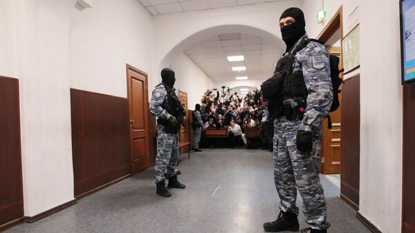 Сотрудники правоохранительных органов и журналисты в Басманном суде