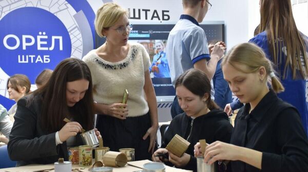 Орловские школьники изготавливают окопные свечи для отправки бойцам спецоперации