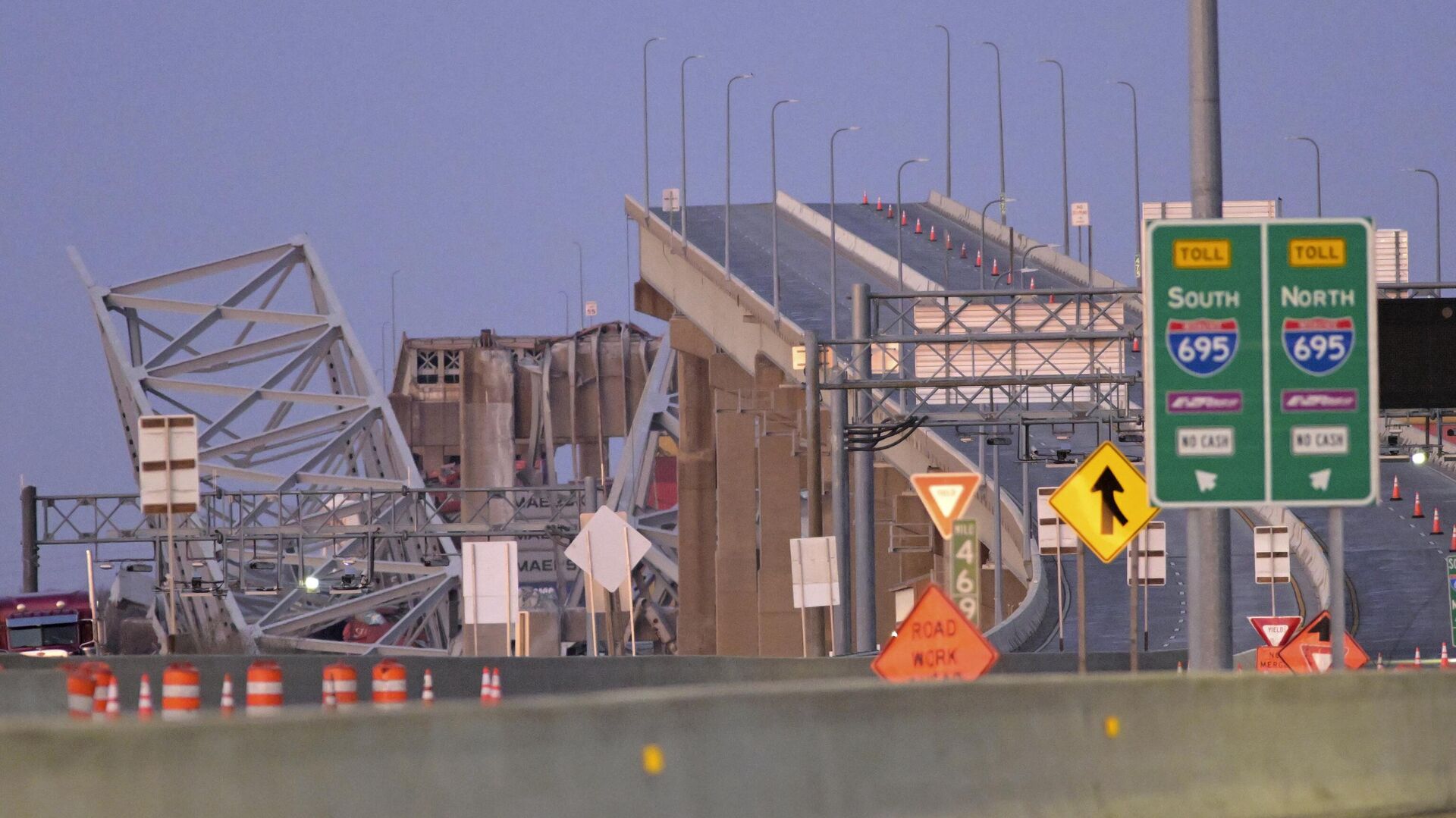 Части моста Фрэнсиса Скотта Ки после того, как контейнеровоз столкнулся с опорой моста в Балтиморе. Архивное фото - РИА Новости, 1920, 27.03.2024