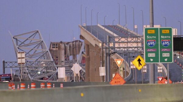 Части моста Фрэнсиса Скотта Ки после того, как контейнеровоз столкнулся с опорой моста в Балтиморе. 26 марта 2024