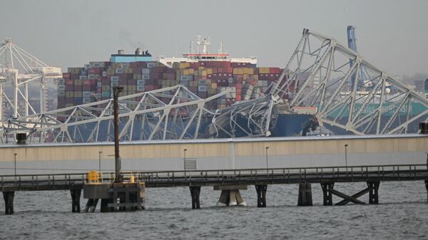 Грузовое судно и рухнувший мост Key Bridge имени Фрэнсиса Скотта Ки в Балтиморе