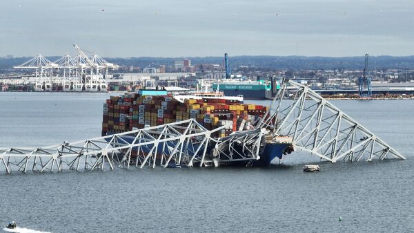 Грузовое судно и рухнувший мост Key Bridge имени Фрэнсиса Скотта Ки в Балтиморе