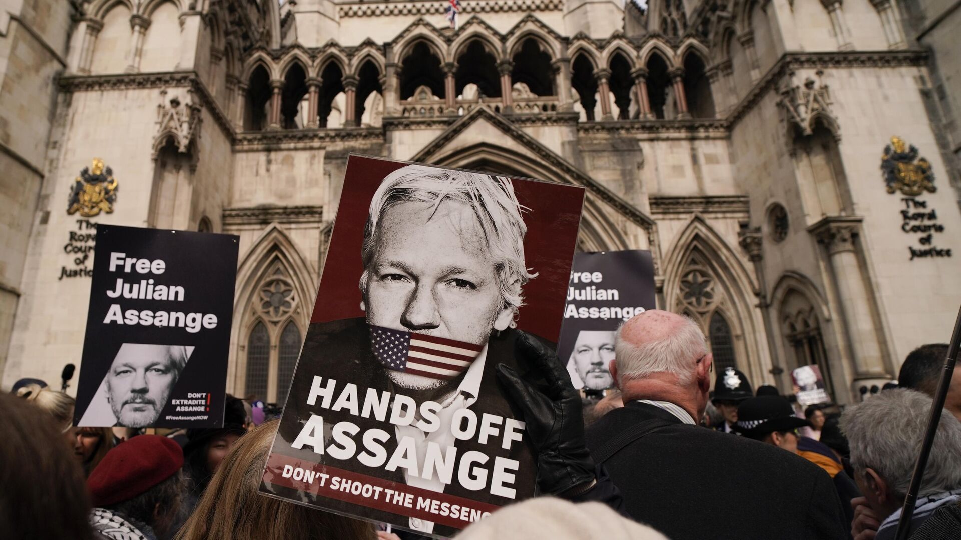 Акция в поддержку основателя WikiLeaks Джулиана Ассанжа перед зданием Высокого суда в Лондоне - РИА Новости, 1920, 16.04.2024