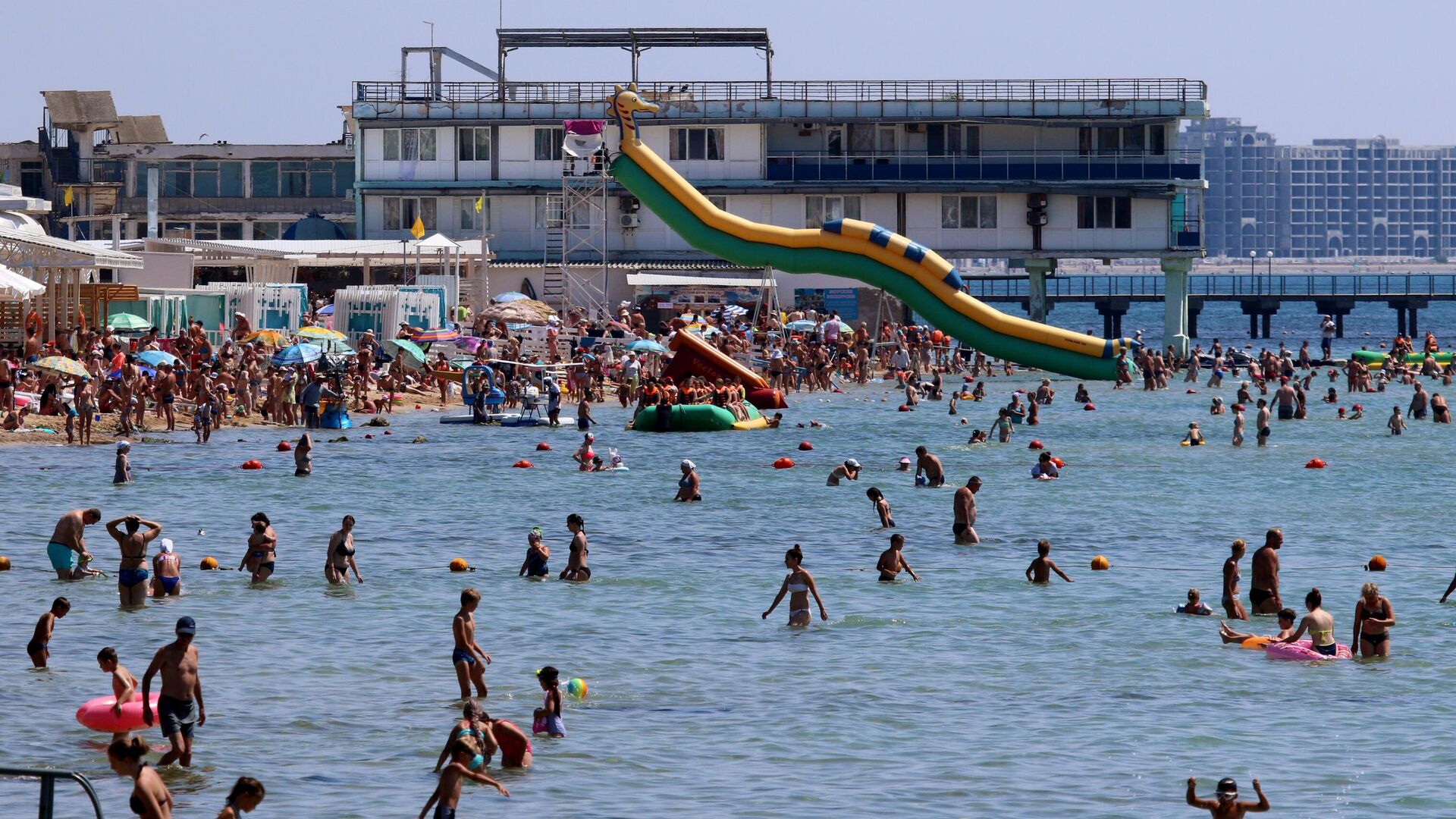 Отдыхающие в Евпатории - РИА Новости, 1920, 22.04.2025