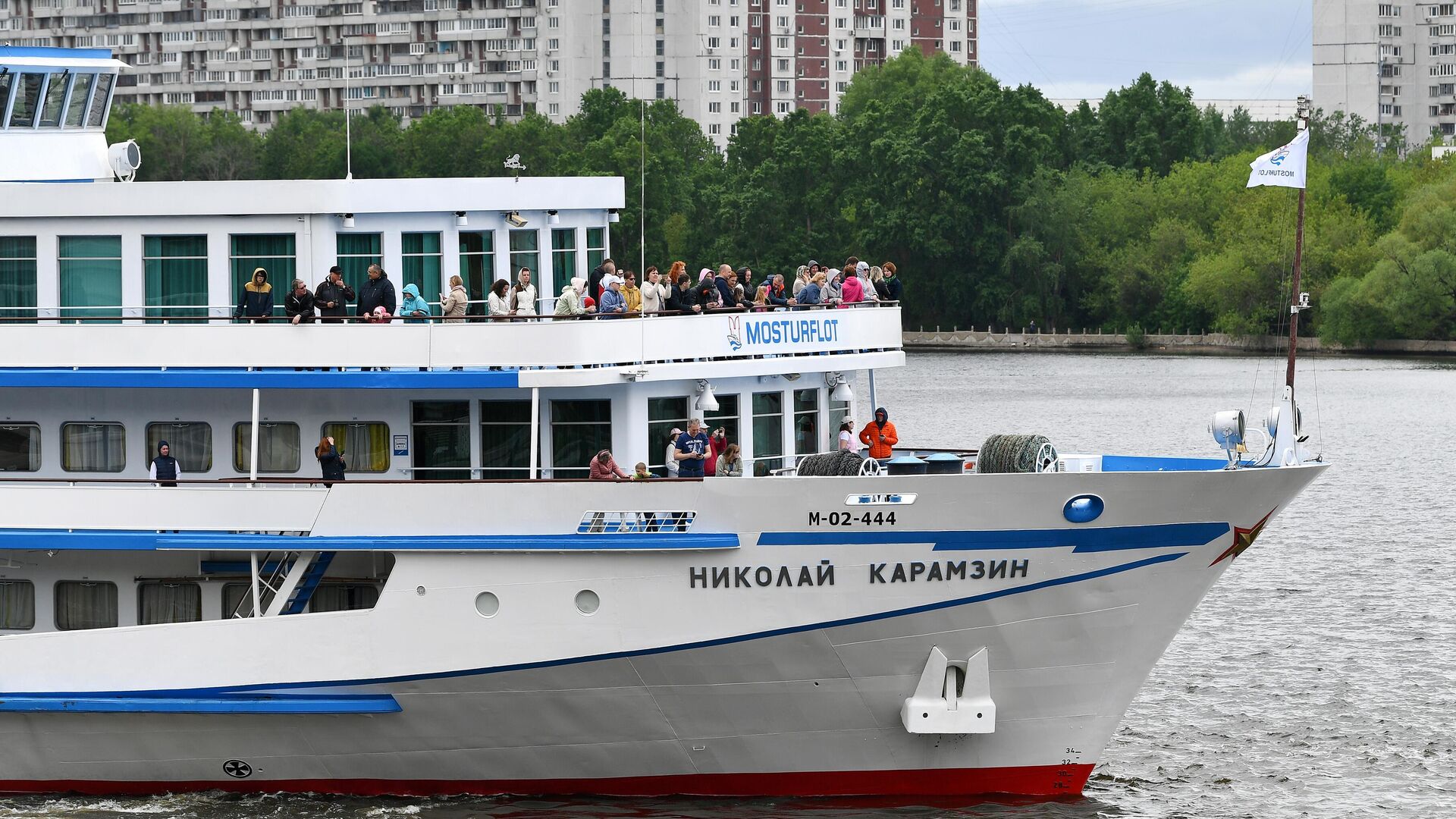 Четырехпалубный речной пассажирский теплоход Николай Карамзин на причале Северного речного вокзала в Москве Четырехпалубный речной пассажирский теплоход Николай Карамзин на причале Северного речного вокзала в Москве - РИА Новости, 1920, 16.07.2025
