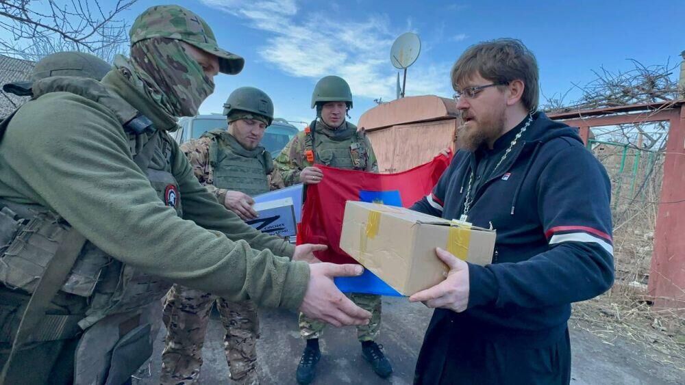 Священнослужитель Орловской епархии передает гуманитарный груз десантникам в зону спецоперации под Соледаром - РИА Новости, 1920, 27.03.2024