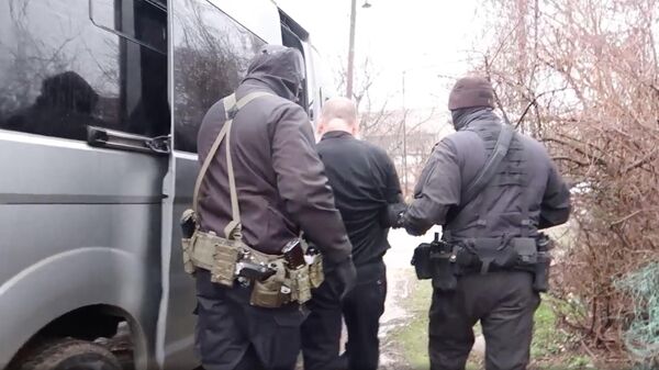 Сотрудники ФСБ во время задержания члена бандформирований Шамиля Басаева и Хаттаба. Кадр видео