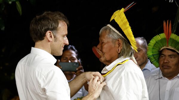 Президент Франции Эммануэль Макрон вручил орден Почетного легиона вождю индейского народа Каяпо Раони Метуктире
