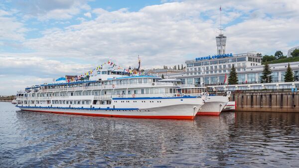 Круизный лайнер у Речного вокзала в Нижнем Новгороде