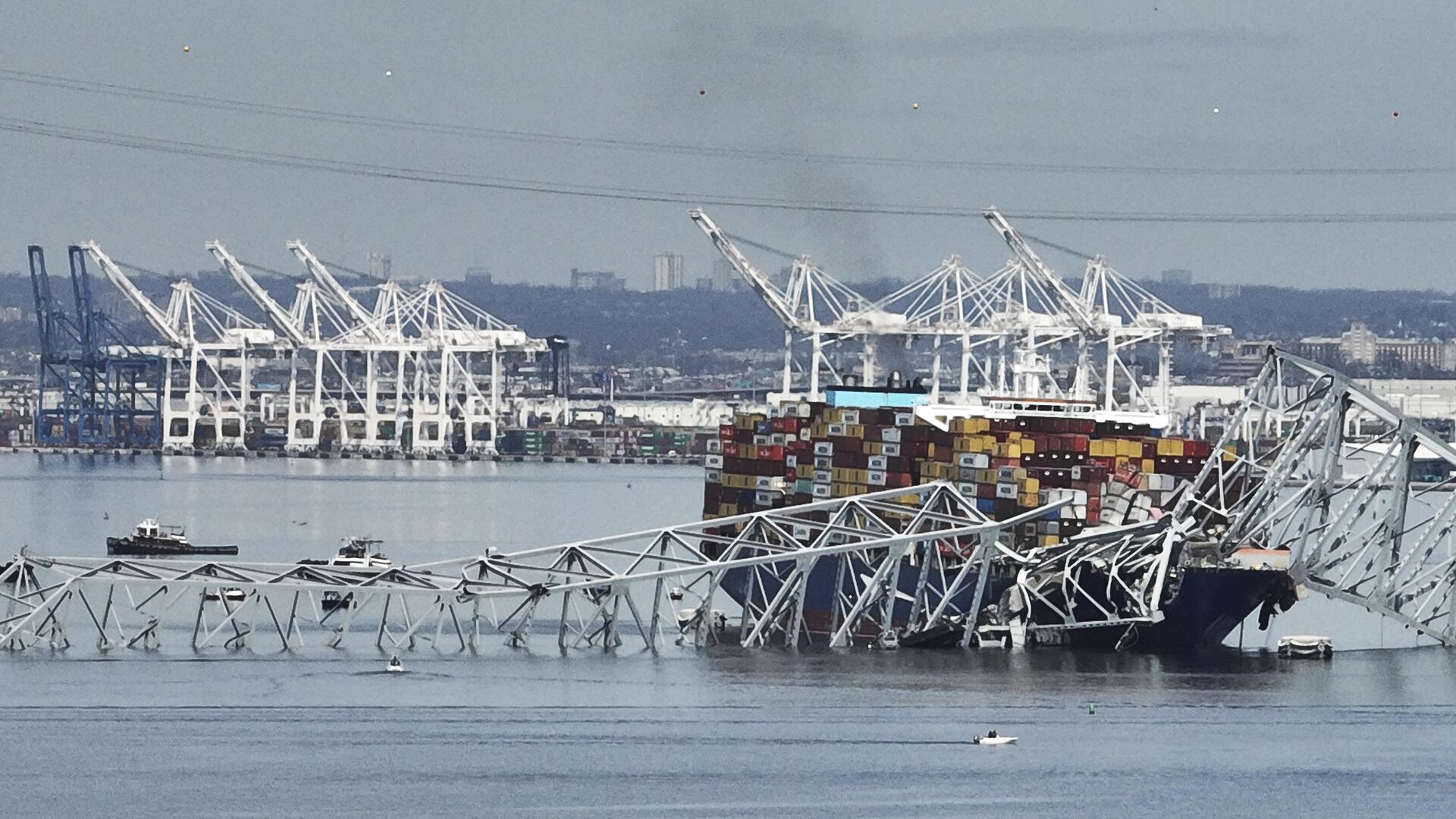 Грузовое судно на месте обрушения моста Key Bridge имени Фрэнсиса Скотта Ки в Балтиморе - РИА Новости, 1920, 25.10.2024