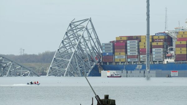 Грузовое судно на месте обрушения моста Key Bridge имени Фрэнсиса Скотта Ки в Балтиморе. 26 марта 2024