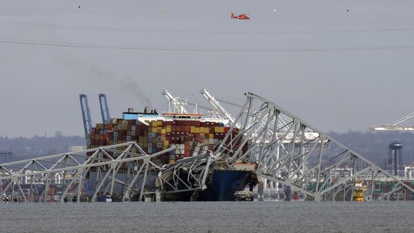 Грузовое судно на месте обрушения моста Key Bridge имени Фрэнсиса Скотта Ки в Балтиморе. 26 марта 2024
