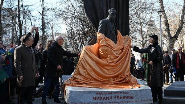 Торжественное открытие памятника Михаилу Ульянову в парке Михайловский сад