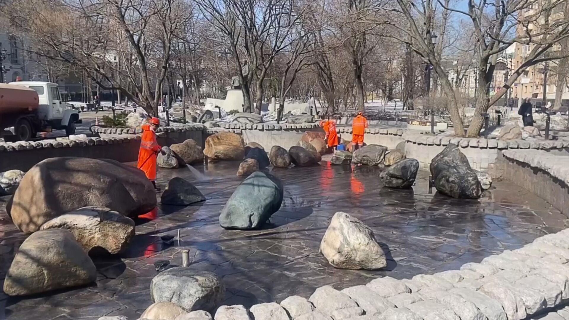 Скриншот из видео промывки фонтана Поющий журавль на Чистых прудах в Москве - РИА Новости, 1920, 27.03.2024