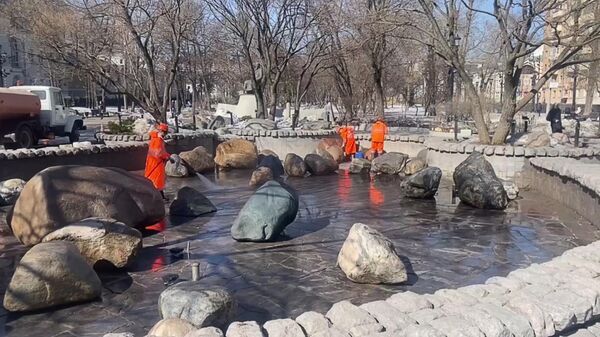 Скриншот из видео промывки фонтана Поющий журавль на Чистых прудах в Москве