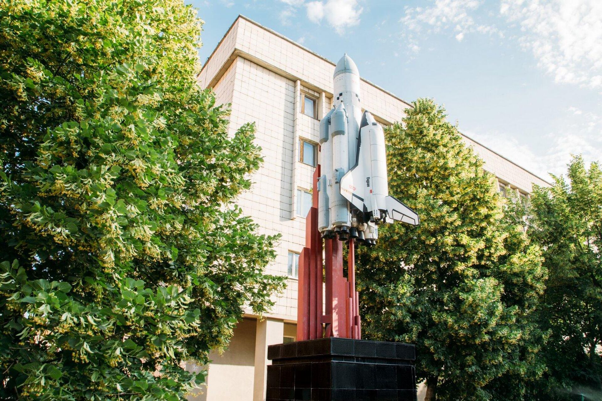 Монумент Энергия-Буран у главного корпуса Самарского университета - РИА Новости, 1920, 27.03.2024