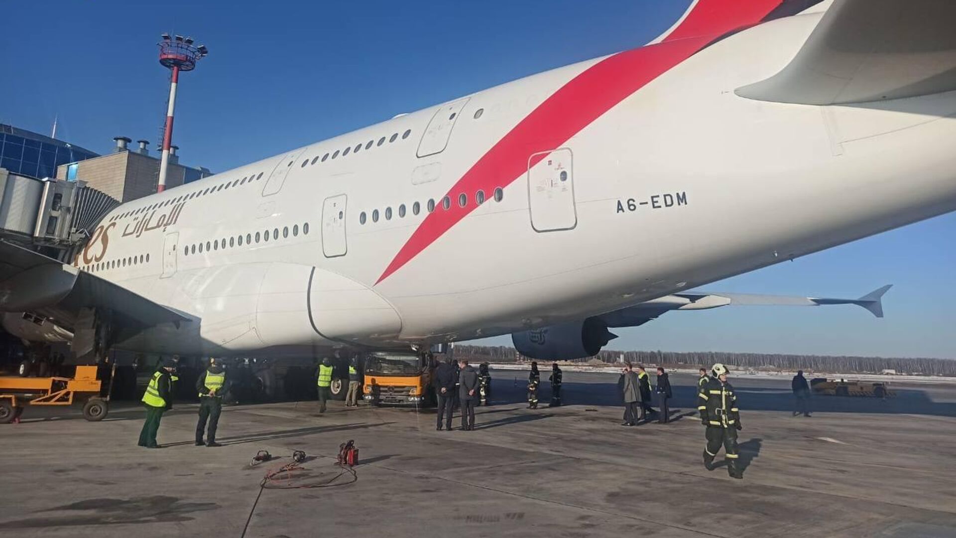 Airbus A380-800 авиакомпании Emirates столкнулся в московском аэропорту Домодедово с машиной технического обслуживания - РИА Новости, 1920, 27.03.2024