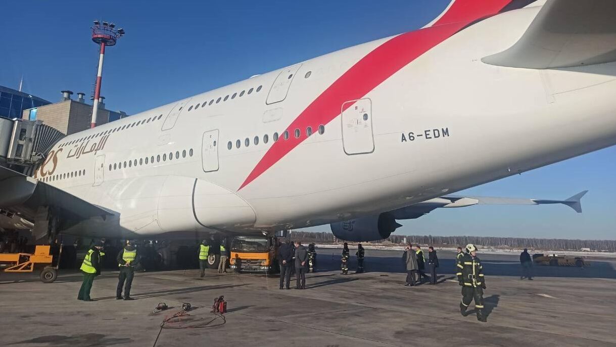 Airbus A380-800 авиакомпании Emirates столкнулся в московском аэропорту Домодедово с машиной технического обслуживания - РИА Новости, 1920, 27.03.2024