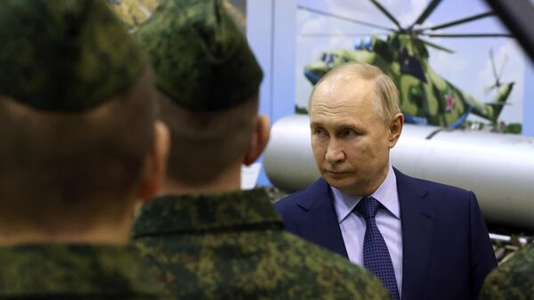 Президент России Владимир Путин инспектирует военных летчиков в Торжке