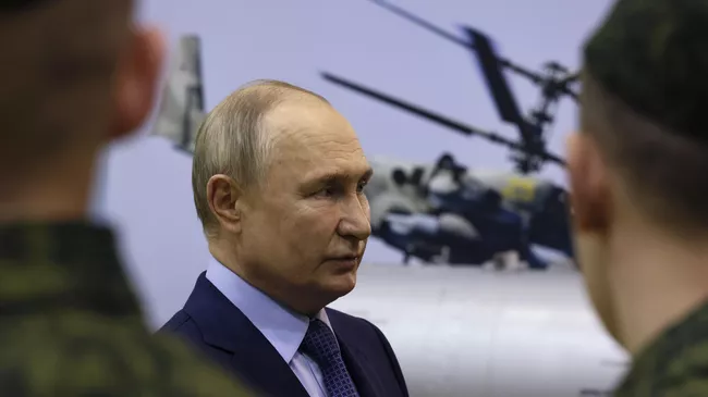 Президент РФ Владимир Путин беседует с военными летчиками, проходящими подготовку в 344-м государственном центре боевого применения и переучивания летного состава Минобороны РФ в Торжке